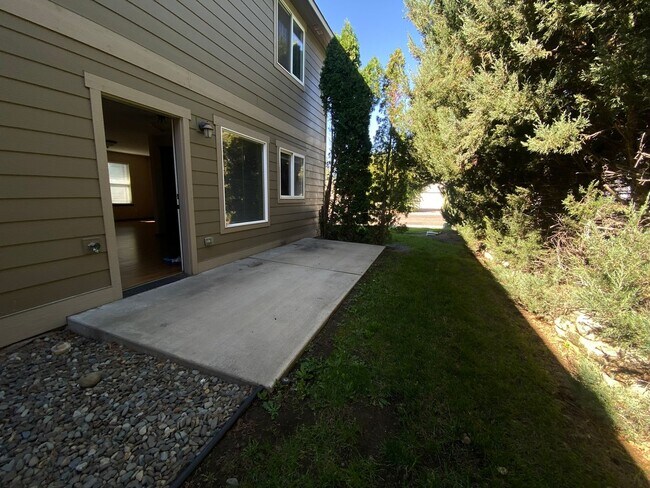 Building Photo - 2100 N Chestnut St