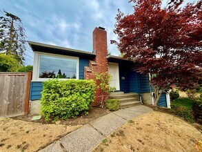Building Photo - 2115 33rd Ave W