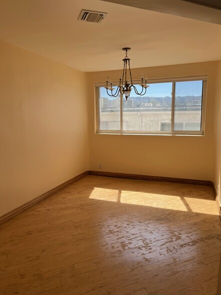 Building Photo - 5333 Zelzah Ave