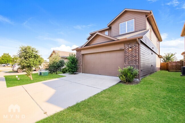 Building Photo - 12213 Waterford Run Way