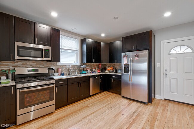 Building Photo - 2822 N Nordica Ave