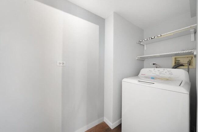 Building Photo - 7250 N Rogers Ave