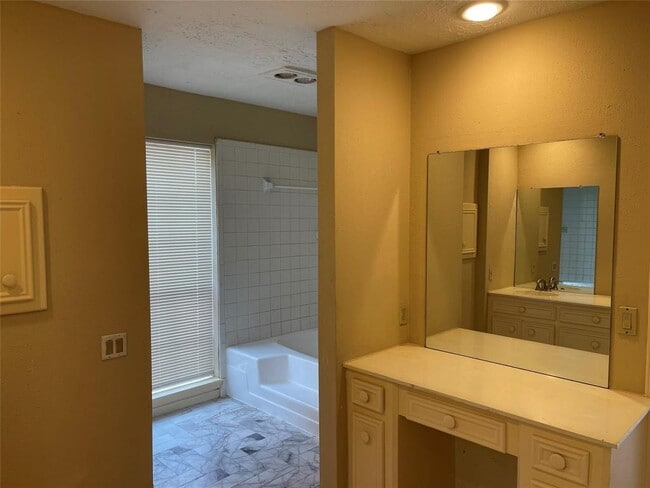 Building Photo - 122 Queens Ct