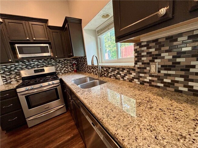 Building Photo - 523 Bluff Ct