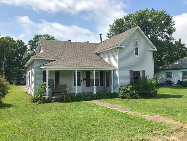 Building Photo - Spacious 4 Bedroom/ 2 Bathroom Home