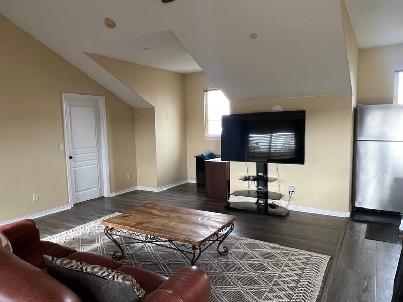 55 in smart tv - 15074 Lindark St