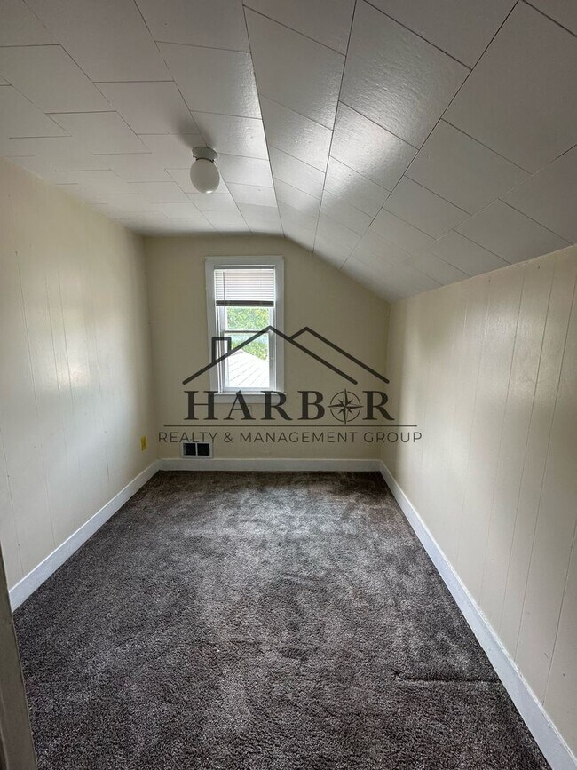 Building Photo - 315 5th Ave NW