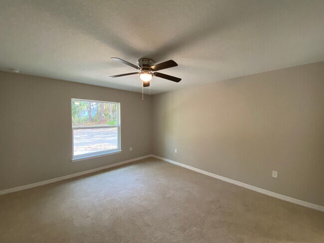 Building Photo - Custom Home - Desirable SW Dunnellon Neighborhood 3/2/2  Won't Last