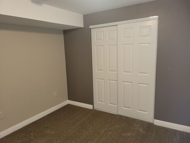Building Photo - 305 Holbrook St