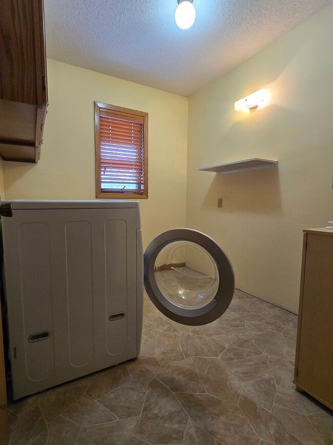 Building Photo - Spacious 3 Bedroom 2 Bath Home