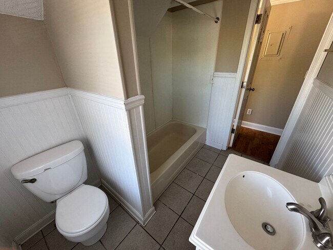 Building Photo - 1036 Park St