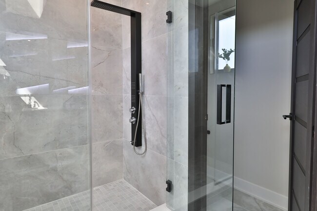 Building Photo - 2541 Turner St