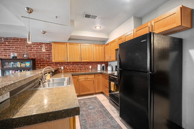 Building Photo - 232 N Broadway