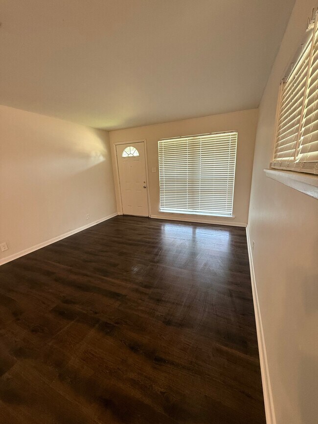 Building Photo - 5115 N Woodland Dr