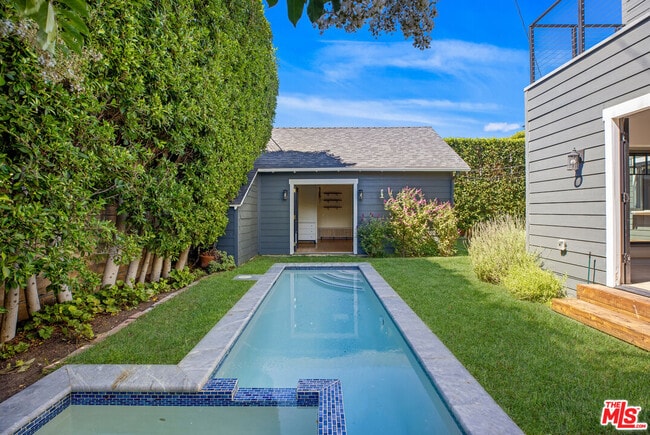 Building Photo - 1203 N Poinsettia Pl