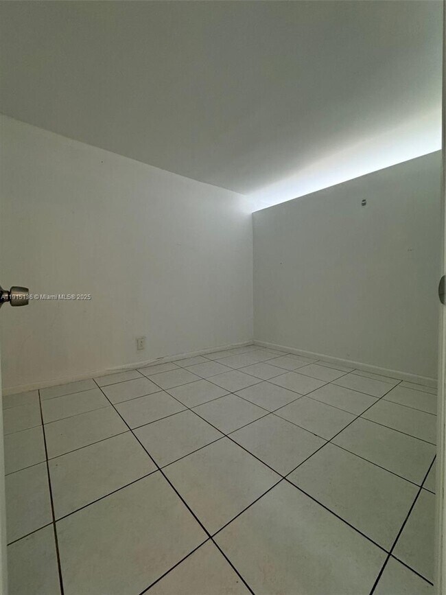 Building Photo - 2200 E Hallandale Beach Blvd