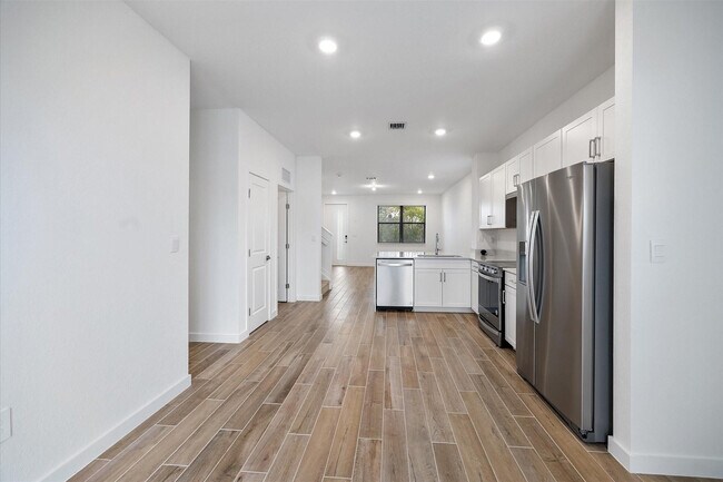 Building Photo - 713 SE 15th Ave