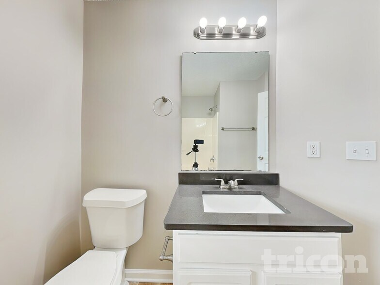 Building Photo - 121 Quiet Refuge Ln