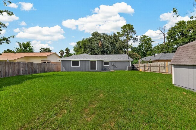 Building Photo - 2714 S Brompton Dr