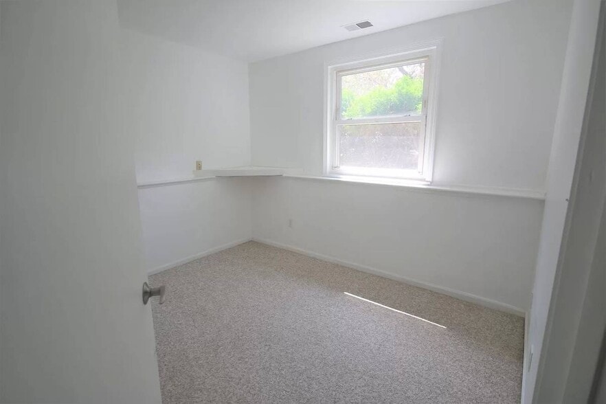 Building Photo - 2169 Hemlock Dr