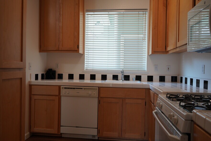 Building Photo - 312 3rd St