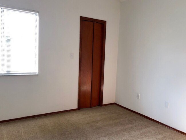 Building Photo - MOVE IN NOW! 4x3 Screened in pool home!!! ...