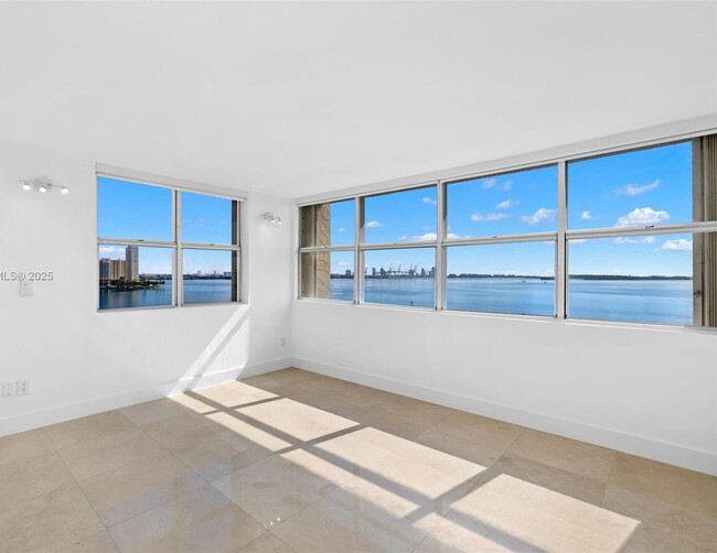 Building Photo - 1420 Brickell Bay Dr