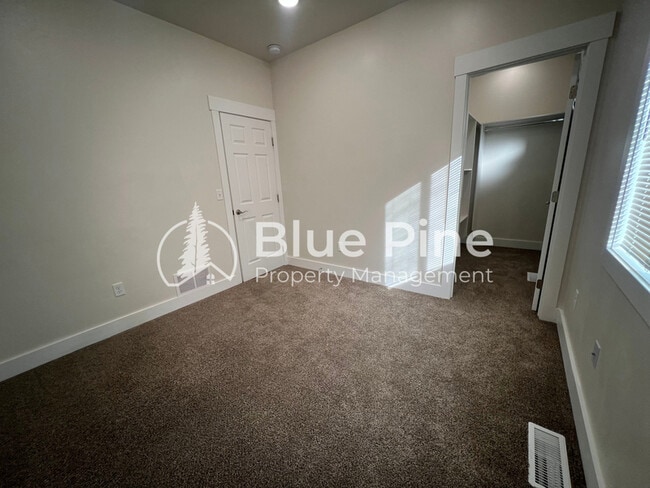 Building Photo - 323 Gladstone St