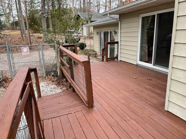 Building Photo - Lakeview Ranch Located in a Quiet Neighborhood