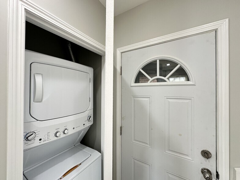 Building Photo - 324 S Maple Ave