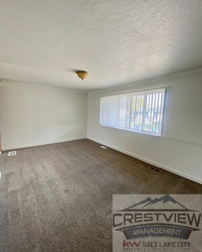 Building Photo - Spacious Home in Magna – Convenient Location!