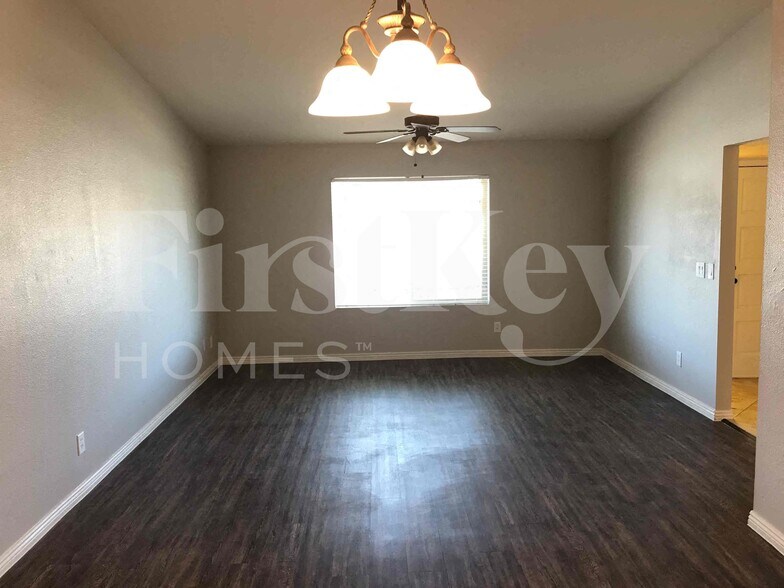 Building Photo - 4841 W Paradise Ln