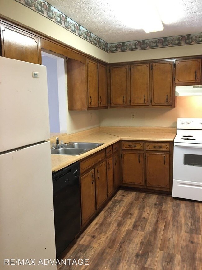 Building Photo - 2488 Robinhood Dr