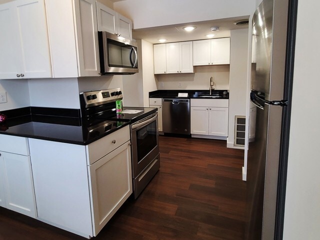 The Burgundy - 211 Springfield Apartments