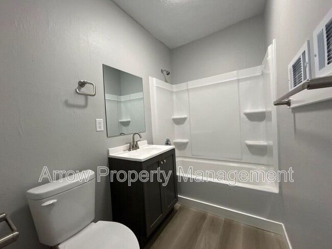 Building Photo - 723 Ella St