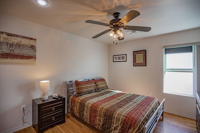 Building Photo - 800 Sherwood Dr