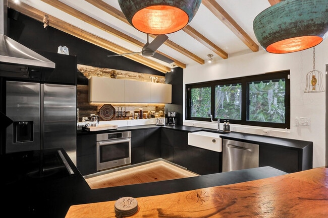 Building Photo - 1613 SW 5th Ct