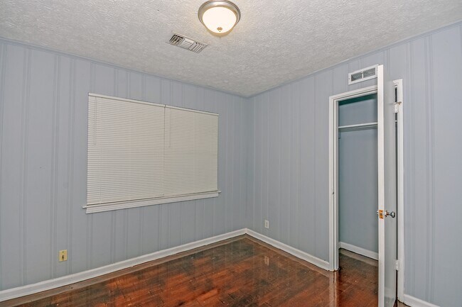 Building Photo - 928 Grenada Dr