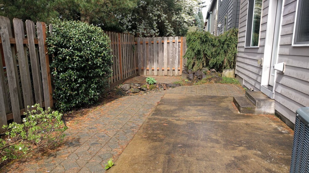 Building Photo - 325 NW 209th Ave