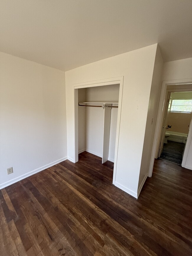 Building Photo - 109 W Vardeman Ave