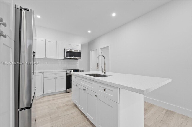 Building Photo - 129 SW 9th Ave