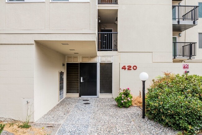 2BR, 2BA - 900SF Entrance - Adams Point Apartments
