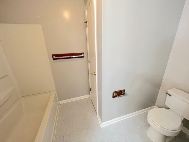 Building Photo - 3 BED | 2 BATH | NEWLY RENOVATED