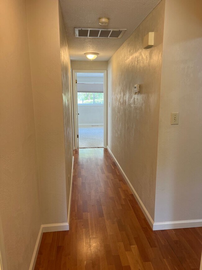 Building Photo - Great East Medford location with views of RoxyAnn