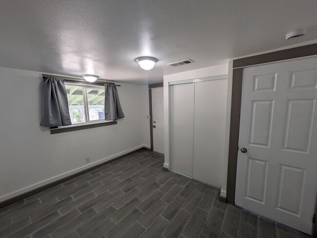 Building Photo - Bright & Clean 2 Bed | 1 Bath Home With a separate Den– 906 Sq. Ft. with Private Parking! Now Ava...