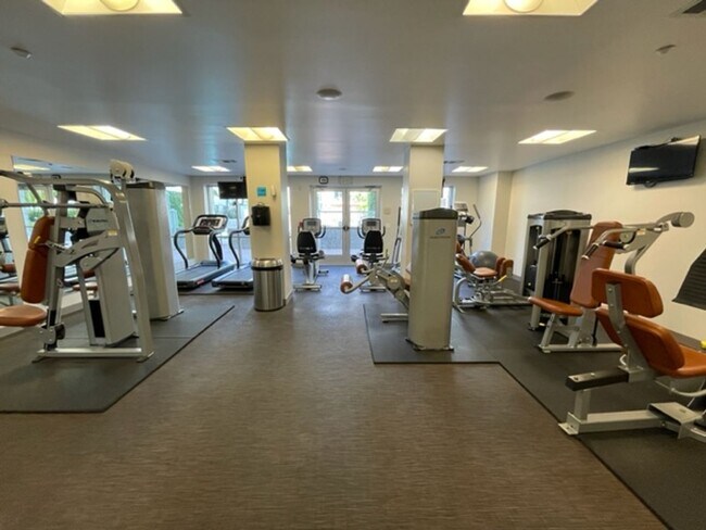 Building Photo - Beautiful third level 2 bedroom condo in the Mercer