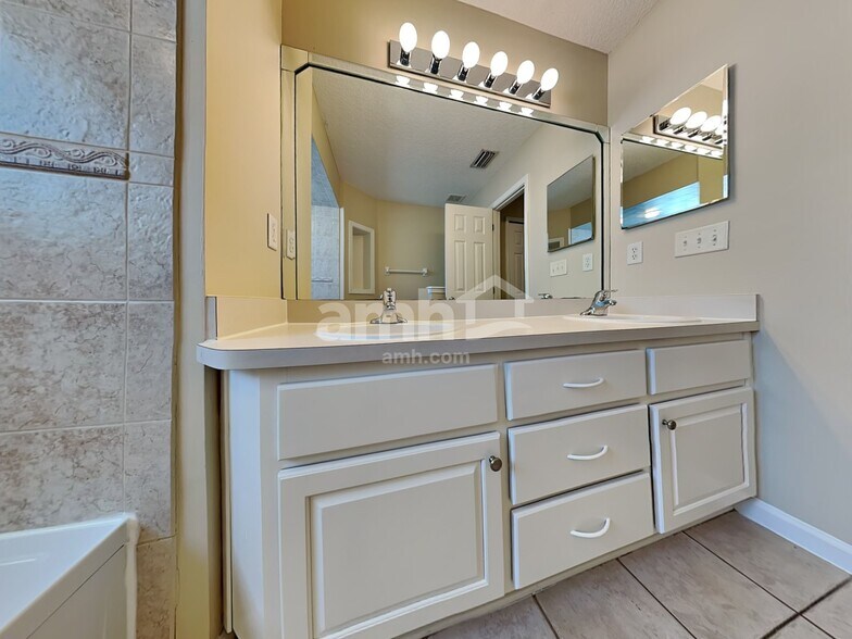 Building Photo - 3251 Sexton Dr