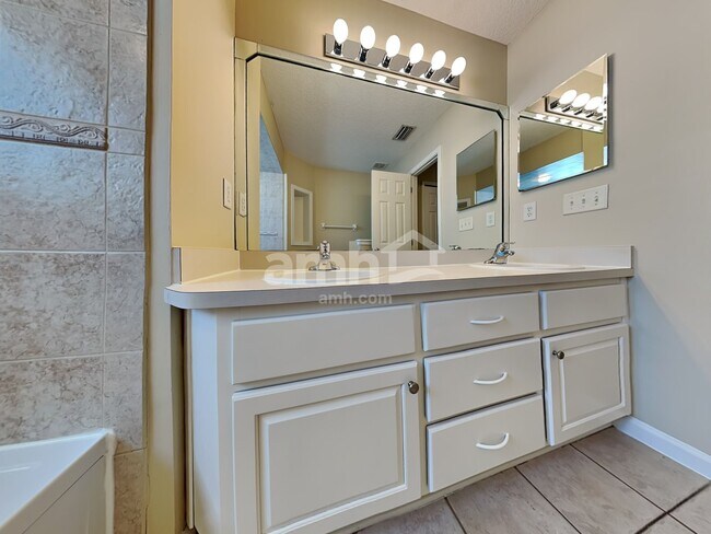 Building Photo - 3251 Sexton Dr