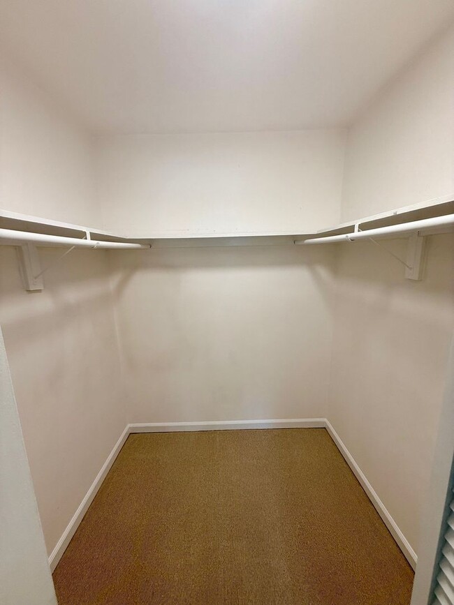 Building Photo - Ready now! Huge 1 bedroom condo in Annapolis!