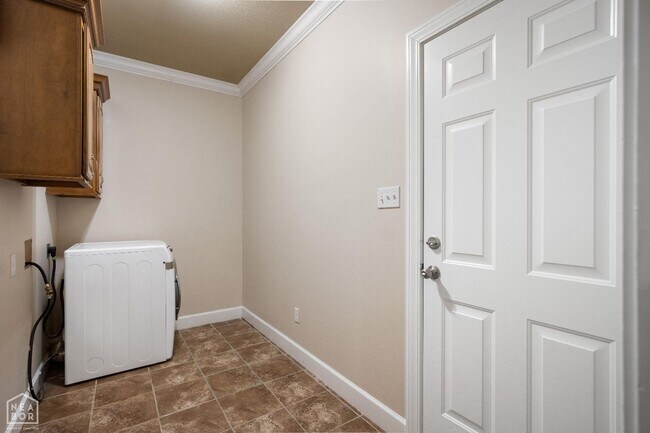 Building Photo - 4801 Lochmoor Cir